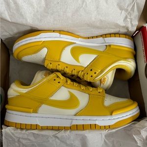 Nike SB dunks low size 6.5 women's
Coconut milk & vivid sulfur
Brand new